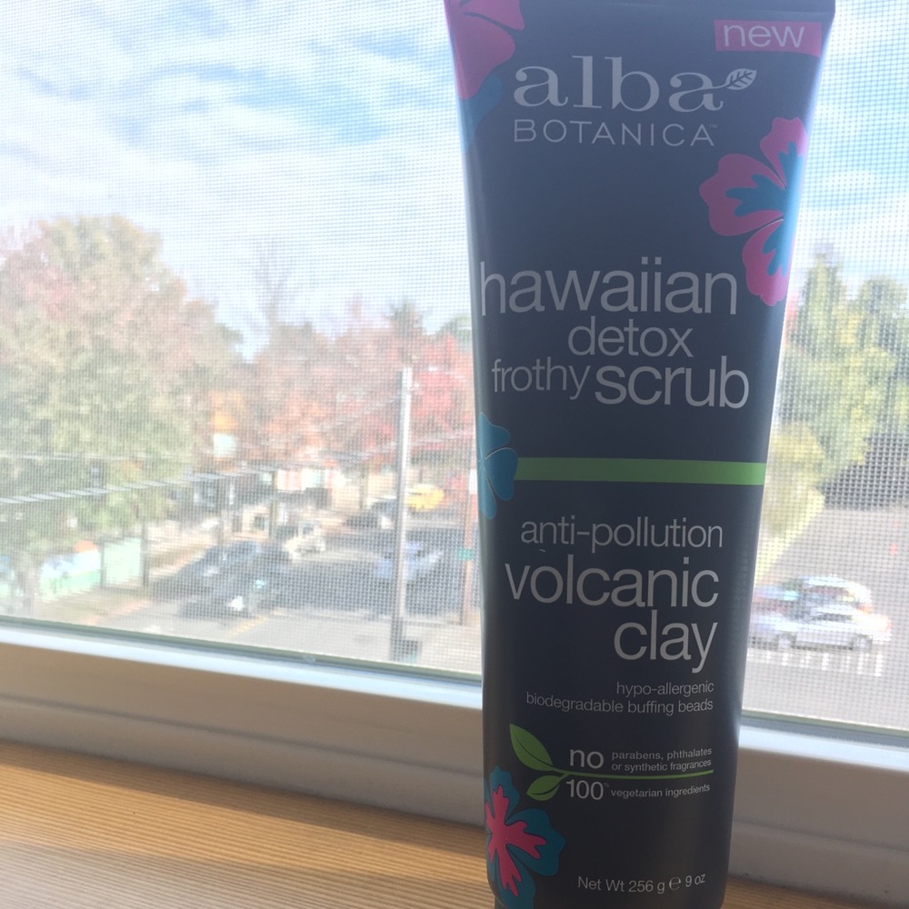 Alba Botanica Volcanic Clay Scrub